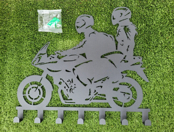 Stylowy wieszak PARA NA MOTOCYKLU