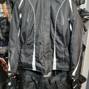 Kombinezon motocyklowy damski RICHA Komplet ochraniaczy (barki, łokcie, plecy, biodra, kolana) Wypinane podpinki ocieplające zarówno w kurtce jak i w spodniach. Rozmiar: 4XL Przybliżone wymiary: Szerokość w klatce piersiowej: 66cm x2 Szerokość spodni w pasie: ok. 54cm x2 regulacja góra/dół Kombinezon w bardzo dobrym stanie, sporadycznie używane.