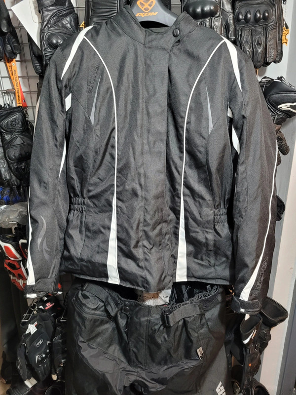 Kombinezon motocyklowy damski RICHA Komplet ochraniaczy (barki, łokcie, plecy, biodra, kolana) Wypinane podpinki ocieplające zarówno w kurtce jak i w spodniach. Rozmiar: 4XL Przybliżone wymiary: Szerokość w klatce piersiowej: 66cm x2 Szerokość spodni w pasie: ok. 54cm x2 regulacja góra/dół Kombinezon w bardzo dobrym stanie, sporadycznie używane.