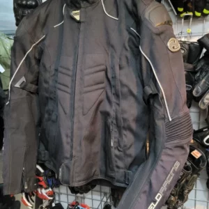 Kurtka motocyklowa HELD Wypinana podpinka Rozmiar: M Wymiary: szerokość w klatce piersiowej: 53cmx2 długość rękawa mierzona od pachy: 51cm długość kurtki: 63cm Kurtka używana w dobrym stanie.